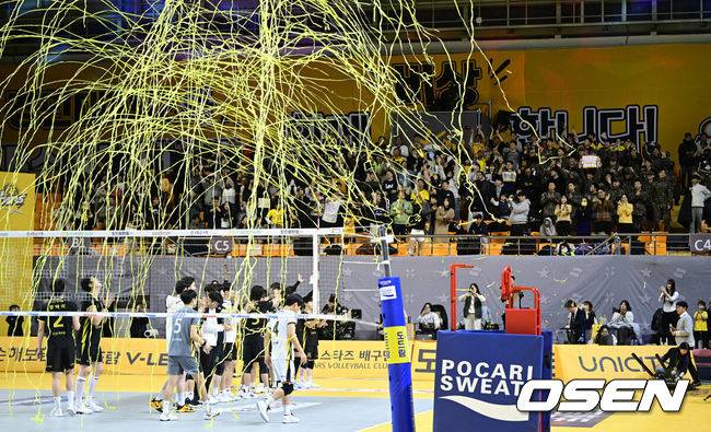 [OSEN=의정부, 최규한 기자] 5일 오후 경기도 의정부시 경민대학교 체육관에서 ‘도드람 2024-2025 V-리그’ 남자부 KB손해보험과 현대캐피탈의 경기가 열렸다.홈팀 KB손해보험이 세트 스코어 3-0(25-18 25-20 25-21)로 현대캐피탈의 17연승을 저지하며 의정부 팬들에게 승리를 안겼다.경기를 마치고 KB손해보험 선수들이 팬들에게 인사하는 가운데 축포가 터치고 있다. 2025.02.05 / dreamer@osen.co.kr