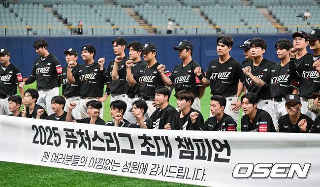 [OSEN=고척, 박준형 기자]  퓨처스리그 최강팀이 KT의 마법에 무너졌다.&nbsp;김호 감독이 이끄는 KT 위즈 퓨처스팀은 1일 서울 고척스카이돔에서 열린 2025 KBO 퓨처스리그 상무와의 챔피언결정전에서 10-5로 승리했다.&nbsp;경기종료 후 KT 선수들이 포즈를 취하고 있다. 2025.10.01 / soul1014@osen.co.kr