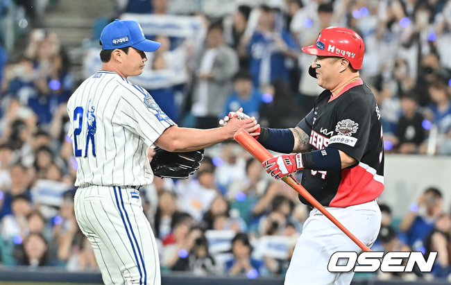 [OSEN=대구, 이석우 기자] 30일 대구삼성라이온즈파크에서 2025 신한 SOL 뱅크 KBO 리그 삼성 라이온즈와 KIA 타이거즈의 경기가 열렸다.홈팀 삼성은 후라도가, 방문팀 KIA는 김태형이 선발 출전했다.삼성 라이온즈 오승환이 9회초 KIA 타이거즈 최형우를 삼진으로 잡고 인사를 하고 있다. 2025.09.30 / foto0307@osen.co.kr