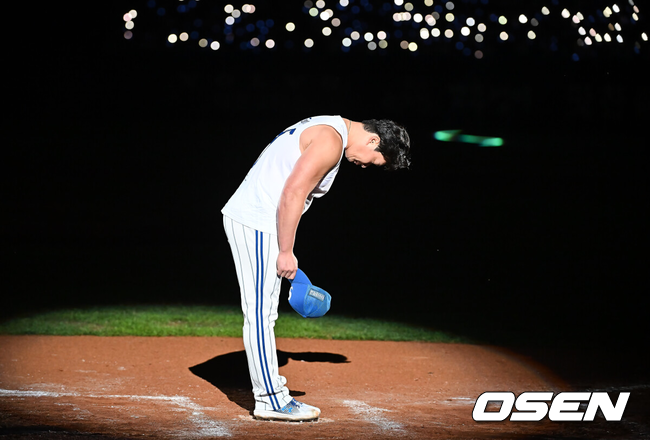 [OSEN=대구, 이석우 기자] '끝판대장' 오승환(43·삼성 라이온즈)이 21년 간의 프로 생활을 마치고 30일 대구 삼성라이온즈파크에서 열린 KBO리그 KIA 타이거즈전을 마치고 은퇴식을 가졌다.2005년 삼성 라이온즈에서 데뷔한 오승환은 2013년까지 KBO리그를 평정한 뒤, 일본프로야구(NPB)와 미국 메이저리그(MLB)에서도 '끝판대장'의 명성을 날리고 한국에 돌아와 5시즌을 더 뛰었다. KBO리그 15시즌 동안 오승환이 기록한 성적은 737경기 44승 33패 19홀드 427세이브 평균자책점 2.32, 한미일 통산 549세이브를 기록했다.삼성 구단은 이만수, 양준혁,이승엽에 이어 오승환의 등번호 21번을 영구결번하기로 결정했다.삼성 오승환이 은퇴식에서 팬들에게 인사를 하고 있다. / foto0307@osen.co.kr