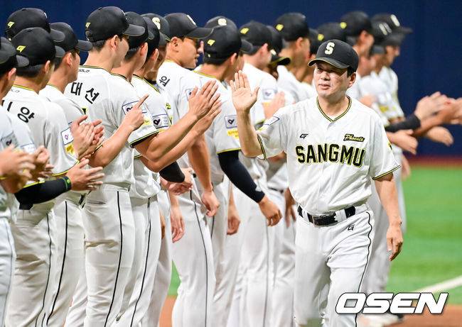 [OSEN=고척, 박준형 기자]  1일 오후 서울 고척 스카이돔에서 제1회 2025 KBO 퓨처스리그 챔피언결정전 KT 위즈와 상무의 경기가 진행됐다. 지난달 29일 열린 2025 퓨처스리그 챔피언 결정전 준결승전에서 남부리그 2위 KT는 북부리그 1위 한화 이글스에 10-6 역전승을 거뒀다. 남부리그 1위 상무는 북부리그 2위 LG 트윈스를 5-2로 꺾고 각각 결승 진출에 성공했다.경기 앞서 상무 박치왕 감독이 입장하고 있다   2025.10.01 / soul1014@osen.co.kr
