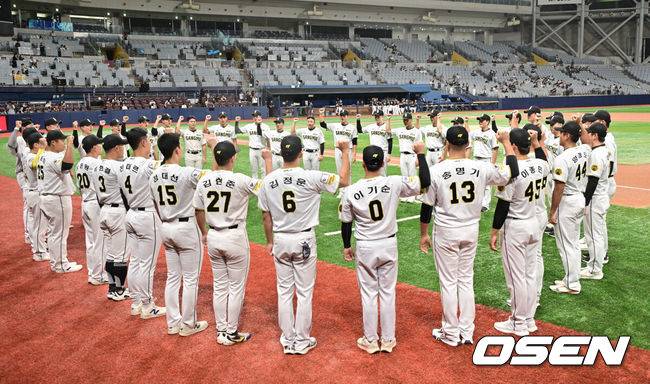 [OSEN=고척, 박준형 기자]  1일 오후 서울 고척 스카이돔에서 제1회 2025 KBO 퓨처스리그 챔피언결정전 KT 위즈와 상무의 경기가 진행됐다. 지난달 29일 열린 2025 퓨처스리그 챔피언 결정전 준결승전에서 남부리그 2위 KT는 북부리그 1위 한화 이글스에 10-6 역전승을 거뒀다. 남부리그 1위 상무는 북부리그 2위 LG 트윈스를 5-2로 꺾고 각각 결승 진출에 성공했다.경기 앞서 상무 선수들이 파이팅을 다지고 있다.  2025.10.01 / soul1014@osen.co.kr