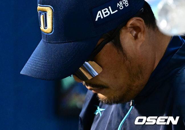 [OSEN=잠실, 지형준 기자] 1일 서울 잠실구장에서 ‘2025 신한 SOL Bank KBO리그’ LG 트윈스와 NC 다이노스의 경기가 열렸다.LG는 우승 매직넘버 ‘1’을 남겨두고 있다. 시즌 마지막 경기에서 우승 샴페인을 터뜨릴 수 있다.&nbsp;NC는 전날 KT에 9-4 승리를 거두며 5위로 올라섰다. 6위 KT에 승차없이 승률에 앞선 5위다.&nbsp;1회 NC 이호준 감독이 생각에 잠겨 있다. 2025.10.01 /jpnews@osen.co.kr