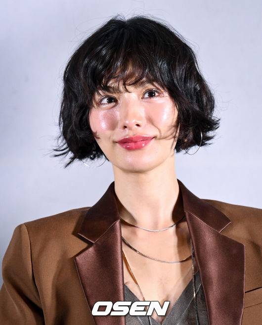 [OSEN=조은정 기자]영화 ‘전지적 독자 시점(이하 전독시)’(감독 김병우, 전독시) 언론시사 및 기자간담회가 15일 서울 강남구 메가박스 코엑스에서 열렸다.동명의 인기 웹툰을 원작으로 한 영화 ‘전독시’는 10년 이상 연재된 소설이 완결된 날 소설 속 세계가 현실이 되어 버리고, 유일한 독자였던 김독자(안효섭 분)가 소설의 주인공 유중혁(이민호 분) 그리고 동료들과 함께 멸망한 세계에서 살아남기 위한 판타지 액션물. 7월 23일 개봉.배우 나나가 작품 칭찬에 기뻐하고 있다. 2025.07.15 /cej@osen.co.kr