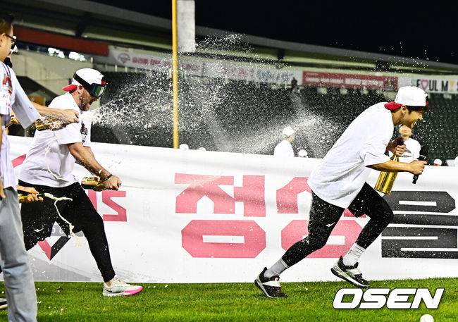 [OSEN=잠실, 지형준 기자] 프로야구 LG 트윈스가 극적으로 2025 정규시즌 우승을 차지했다. 자력 우승이 물거품이 된 LG는 SSG 랜더스가 한화 이글스에 극적인 끝내기 승리를 거두면서 우승을 확정했다.&nbsp;LG는 1일 서울 잠실구장에서 열린 2025 KBO리그 NC와 시즌 마지막 경기에서&nbsp;3-7로 패배했다.&nbsp;이로써 LG는 85승 3무 56패로 시즌을 마쳤다.&nbsp;LG 오스틴, 박해민이 우승 세리머니를 하고 있다. 2025.10.01 /jpnews@osen.co.kr