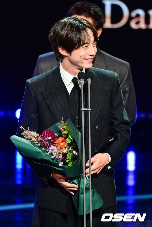 [OSEN=박준형 기자]  2일 오후 서울 여의도 KBS 본관에서 2025 서울드라마어워즈가 진행됐다.이번 시상식은 20주년을 맞아 전 세계 드라마를 대표하는 배우와 제작진이 한자리에 모이는 국제적인 축제다. 이번 시상식에는 배우&nbsp;주지훈,&nbsp;아이유, 김민하, 일본 배우&nbsp;사카구치 켄타로, 가수&nbsp;영탁&nbsp;등이 수상자로 무대에 오른다. 아일릿과 영탁 등 뮤지션들의 축하 공연도 펼쳐진다.&nbsp; 사카구치 켄타로가 아시아스타상을 수상한뒤 미소 짓고 있다   2025.10.02 / soul1014@osen.co.kr