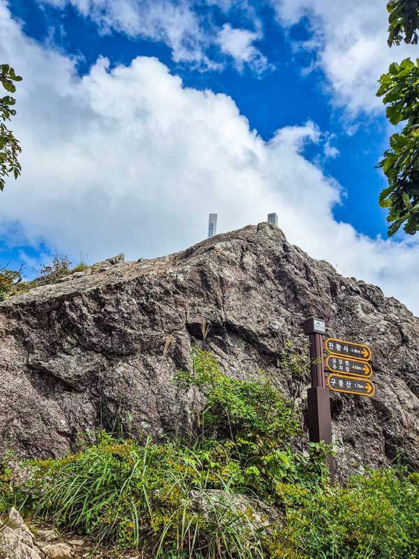 복두봉. 규모가 꽤 큰 암봉이다. 위에 올라가 내려다보면 하루 산행 코스를 한눈에 볼 수 있다.