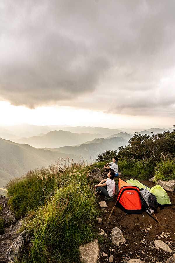 비비를 설치하고 어두워지는 하늘을 지켜본다. 폭풍우가 들이닥치기 10분 전쯤이다.
