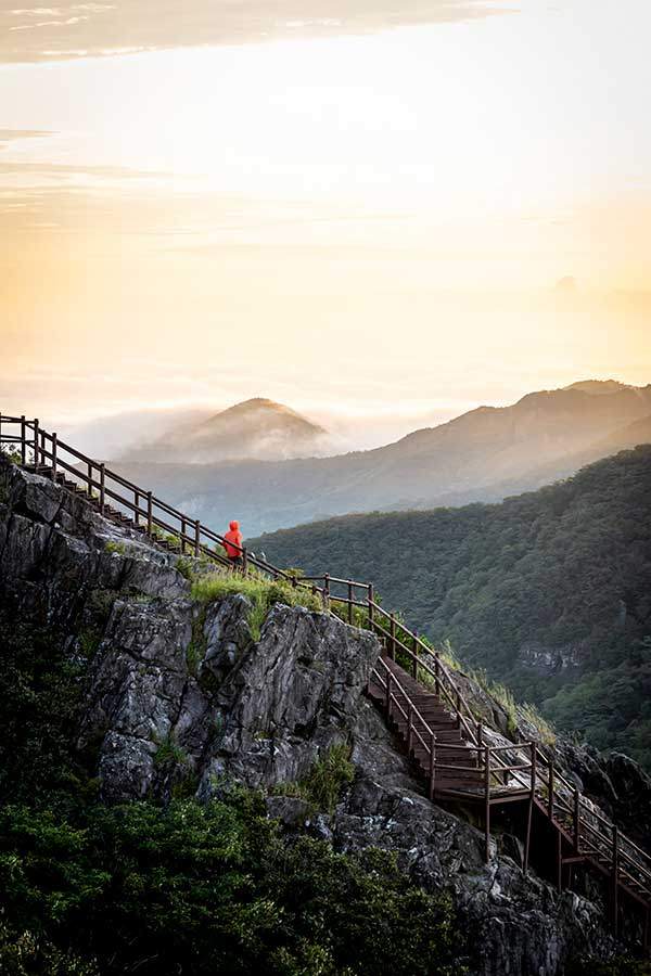 폭풍우를 견뎌낸 후 다음날 아침. 서봉에서 운장대로 넘어가는 나무 데크 계단길이다.