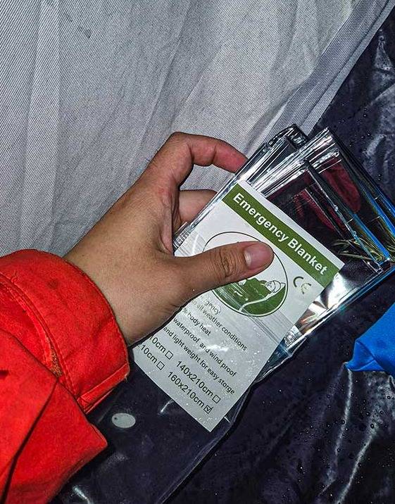 밤새 함께한 서바이벌 블랭킷.&nbsp;이미 젖은 상태로 덮어 그런지 효과가 거의 없었다.