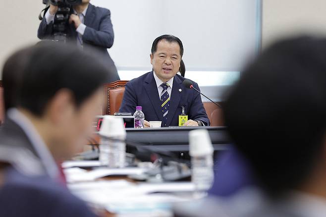 위철환 중앙선거관리위원회 위원 후보자가 1일 서울 여의도 국회에서 열린 행정안전위원회 인사청문회에서 의원 질의에 답변하고 있다. 뉴스1