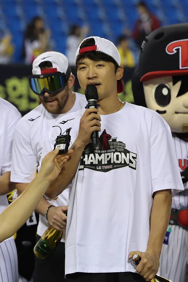 2년 만에 프로야구 정규시즌 우승을 확정한 LG 트윈스 주장 박해민이 1일 서울 송파구 잠실야구장에서 소감을 밝히고 있다. 뉴스1