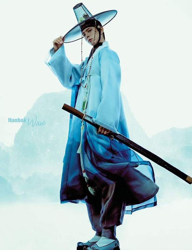 박보검이 산수화를 기반으로 강직한 기상을 표현한 한복을 입고 있다. 문화체육관광부 제공