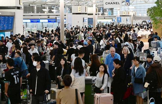 추석 연휴를 앞둔 2일 인천국제공항 제1여객터미널이 여행객들로 북적이고 있다. 2025.10.2 홍윤기 기자