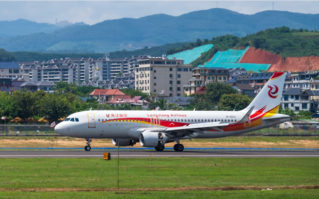 중국의 한 항공사가 출발 예정시간을 15시간 앞당겨 논란이 되고 있다. 지우파이신문