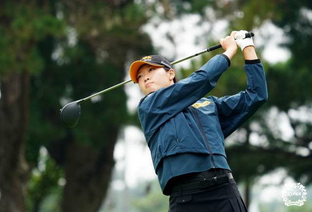 방신실이 KLPGA 투어 동부건설·한국토지신탁 챔피언십 2라운드 2번 홀에서 티샷을 날리고 있다. 사진 제공=KLPGA