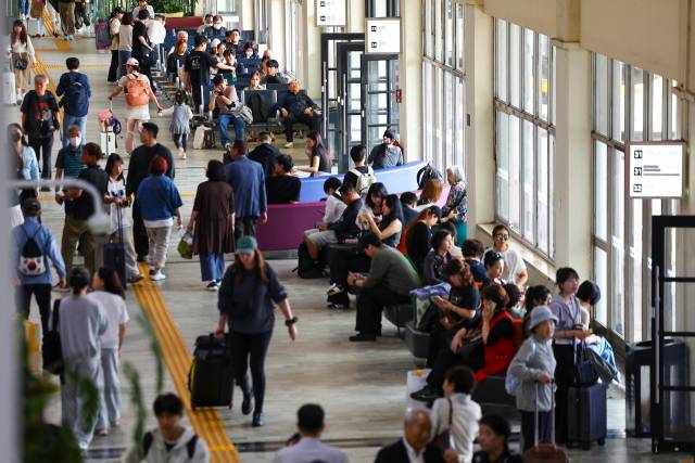 추석 연휴를 하루 앞둔 2일 서울 서초구 고속버스터미널 대합실에서 승객들이 버스를 기다리고 있다. 연합뉴스