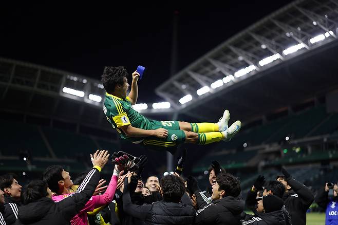 최철순이 지난 2월 20일 태국 포트FC와의 2024~2025시즌 아시아 챔피언스리그2 16강 2차전 홈 경기 출전으로 전북 소속으로만 500경기 출전 기록을 세운 뒤 선수단의 헹가레를 받고 있다. 프로축구연맹 제공
