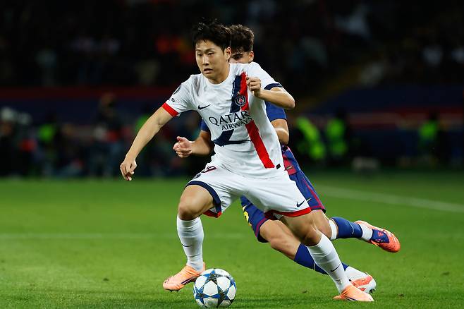 PSG 이강인이 2일 바르셀로나전에서 상대 수비를 등지고 드리블하고 있다. AP연합뉴스