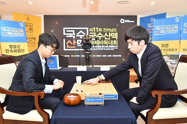 왕싱하오 9단(오른쪽)과 대국하는 안성준 9단. 한국기원 제공