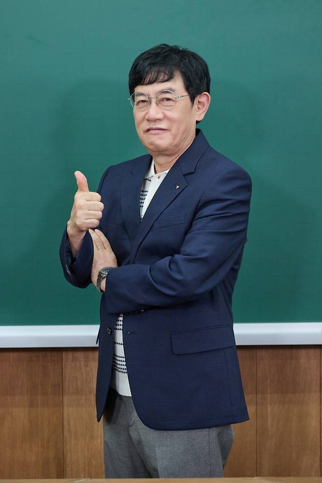 방송인 이경규가 2일 온라인 녹화로 공개된 KBS2 예능 ‘개는 훌륭하다’ 제작발표회에 참석해 포즈를 취하고 있다. 사진 KBS