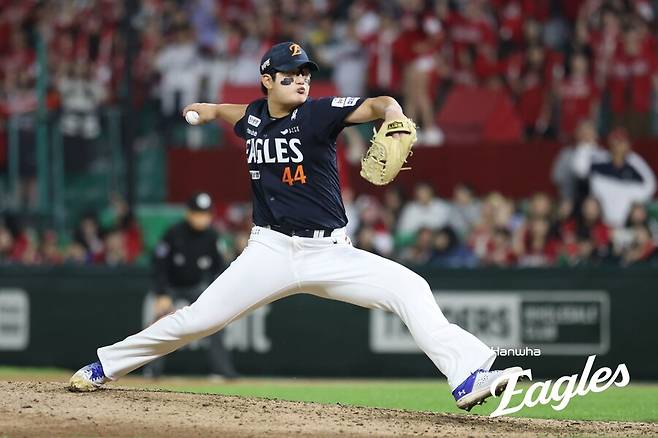 ▲ 올 시즌 33세이브를 거두며 한화의 뒷문을 지킨 김서현은 결정적인 순간 무너지며 고개를 숙였다 ⓒ한화이글스