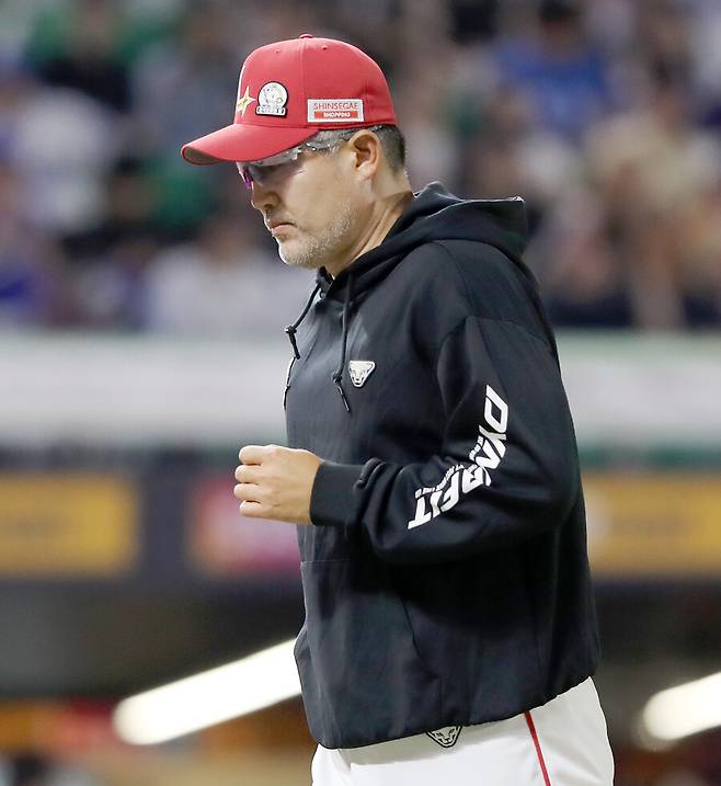 ▲ 지난해 혹독한 시련을 겪었던 이 감독은 2025년 확 달라진 모습을 보여주며 2+1년 재계약에 성공했다 ⓒSSG랜더스