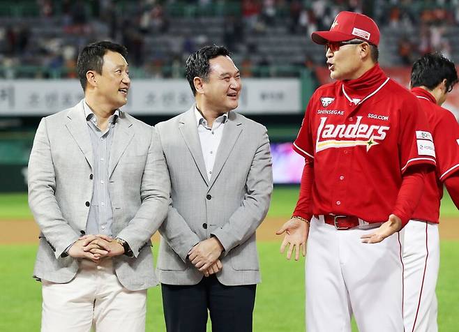 ▲ 이숭용 감독은 단장 출신으로 프런트의 생리도 잘 알고 있으며 소통도 비교적 원활했다는 평가를 받는다. 오른쪽부터 이숭용 감독, 김재섭 대표이사, 김재현 단장 ⓒSSG랜더스