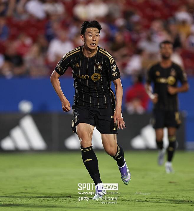 ▲ 올 시즌 MLS 우승 레이스는 손흥민과 부앙가 듀오가 어디까지 팀을 끌어올릴 수 있느냐에 달려 있다. 메시 개인이 빛나는 무대는 수없이 봐왔지만, 손흥민처럼 팀 전체를 살리고, 또 다른 슈퍼스타와 균형을 이루며 우승을 향해 가는 그림은 드물다. 이는 곧 ‘손흥민 효과’의 본질이기도 하다. 올가을 MLS 플레이오프, 모든 시선이 LAFC와 손흥민을 향하고 있는 이유다.