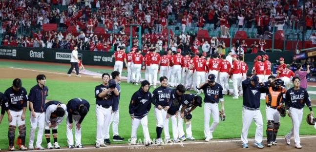 한화 선수들이 끝내기 패배 후 원정 관중들에게 고개를 숙여 인사하고 있다. /사진=강영조 선임기자