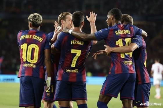 페란 토레스(7번)가 2일 오전 4시(한국시간) 스페인 바르셀로나의 에스타디오 올림피크 루이스 콤파냐스에서 열린 2025~2026시즌 유럽축구연맹(UEFA) 챔피언스리그(UCL) 리그 페이즈 2라운드에서 득점 후 세리머니하고 있다. /AFPBBNews=뉴스1