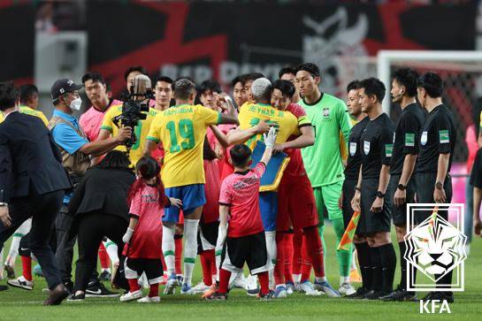 2022년 친선경기 당시 손흥민과 네이마르가 포옹하고 있다.  /사진=대한축구협회(KFA) 공식 제공