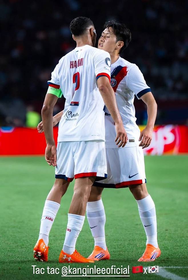 파리 생제르맹(PSG) 이강인(오른쪽)이 2일(한국시간) 스페인 바르셀로나의 에스타디 올림픽 류이스 쿰파니스에서 열린 2025~2026 유럽축구연맹(UEFA) 챔피언스리그(UCL) 리그 페이즈 2차전 FC바르셀로나전 승리 후 아슈라프 하키미와 세리머니를 하고 있다. /사진=하키미 SNS 캡처