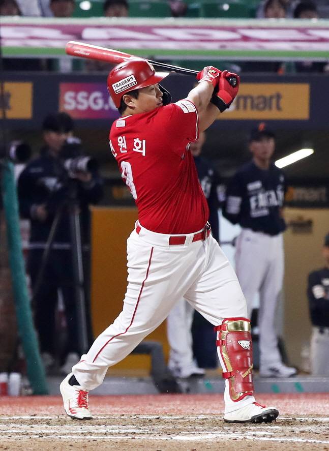 SSG 현원회가 1일 한화전 9회말 추격의 투런 홈런을 날리고 있다. /사진=SSG 랜더스 제공