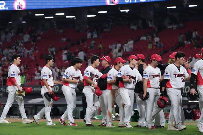 KIA 타이거즈 선수들이 2일 광주 SSG 랜더스전에서 승리 후 코칭스태프와 하이파이브를 나누고 있다. /사진=KIA 타이거즈 제공