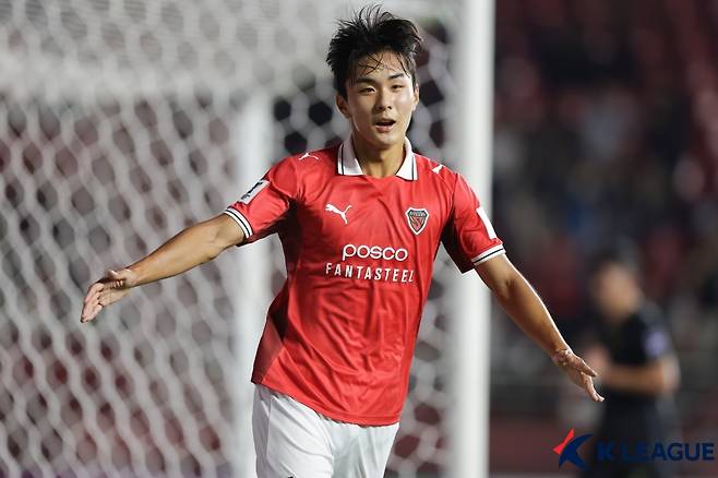 황서웅이 2일 오후 7시 포항 스틸야드에서 열린 카야FC와의 '2025~2026  AFC(아시아축구연맹) 챔피언스리그2' 조별 리그 H조 2차전에서 쐐기골을 넣고 기뻐하고 있다. /사진=한국프로축구연맹 제공