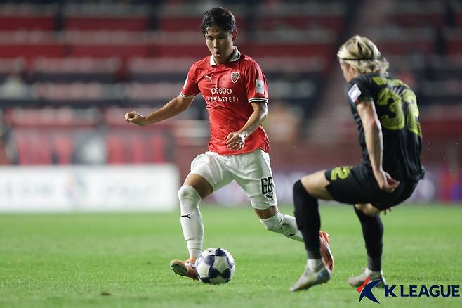 이창우(가운데)가 볼을 컨트롤하고 있다. /사진=한국프로축구연맹 제공