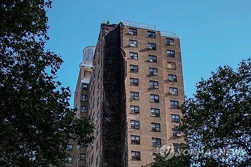 구조물 일부가 붕괴된 뉴욕시 브롱크스 아파트  [뉴욕 AP=연합뉴스. 재판매 및 DB 금지]