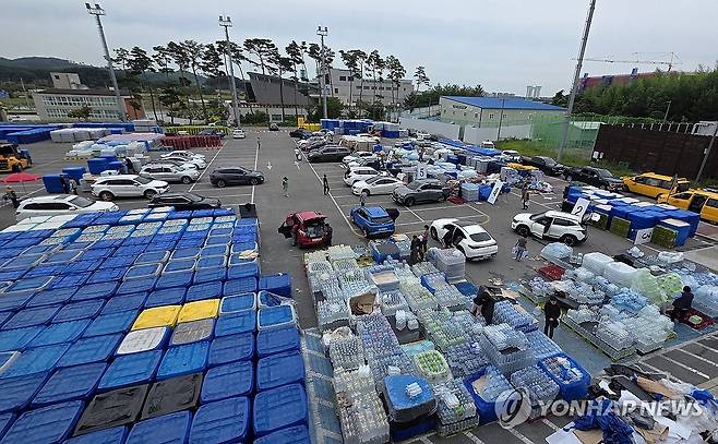 강릉 가뭄 끝…남은 생수 배부 [연합뉴스 자료사진]