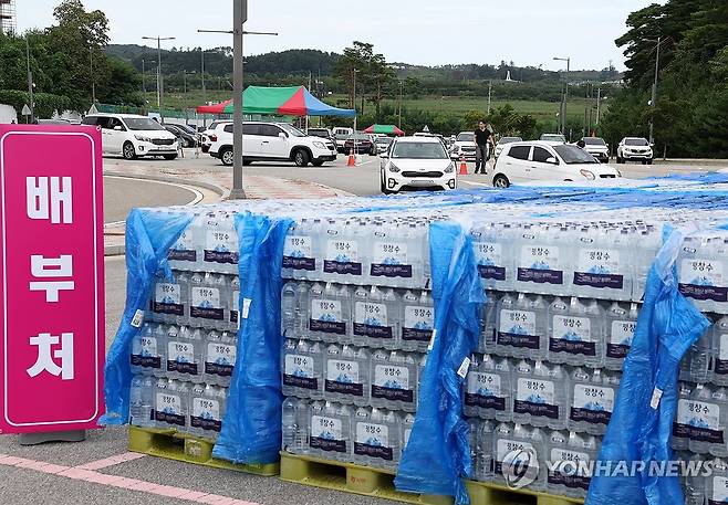 '최악 가뭄' 강릉, 드라이브 스루로 생수 배부 [연합뉴스 자료사진]