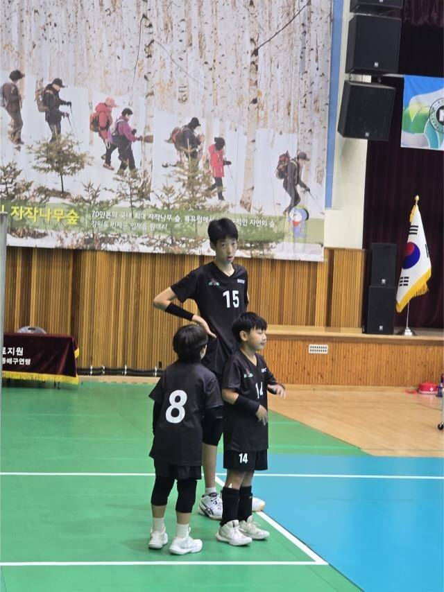 추계배 초등학교 배구대회에 출전한 용지훈(중앙 15번) [한국초등배구연맹 제공. 재판매.DB 금지]