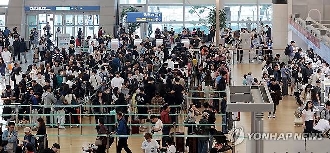 북적이는 인천공항 (영종도=연합뉴스) 김인철 기자 = 추석 연휴를 앞둔 2일 인천국제공항 제1여객터미널에서 여행객들이 탑승 수속을 위해 줄을 서고 있다. 2025.10.2 yatoya@yna.co.kr
