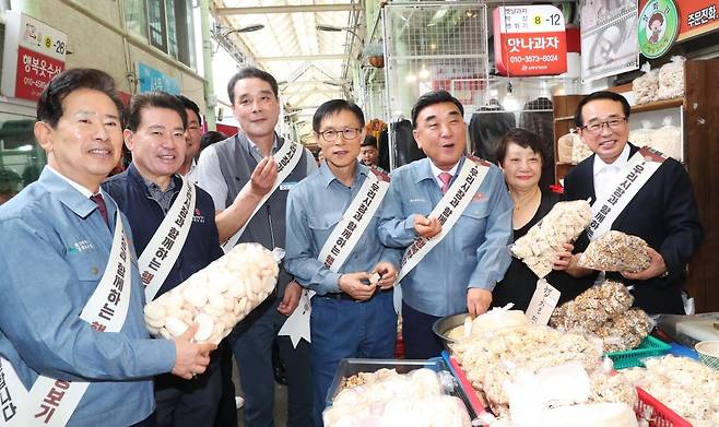 울산 신정시장에서 진행된 '우리동네 전통시장 장보고 행사' [울산시 제공. 재판매 및 DB 금지]