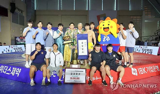 위더스제약 2025 민속씨름 유성온천장사씨름대회 (서울=연합뉴스) 13일 대전 유성구 국립한밭대학교 체육관에서 열린 '위더스제약 2025 민속씨름 유성온천장사씨름대회' '금강장사' 등극한 노범수(울주군청)가 동료들과 기념 촬영하고 있다. 2025.5.13 [대한씨름협회 제공. 재판매 및 DB 금지] photo@yna.co.kr