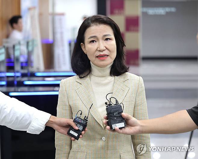 헌법소원 접수 후 발언하는 이진숙 전 방통위원장 (서울=연합뉴스) 류영석 기자 = 이진숙 전 방송통신위원장이 1일 서울 종로구 헌법재판소에서 방송미디어통신위원회 설치법에 대한 헌법소원심판 청구서를 제출한 뒤 발언하고 있다. 2025.10.1 ondol@yna.co.kr