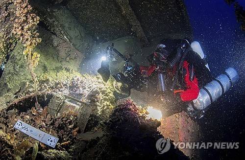브리태닉호 탐사하는 잠수부 [AP 연합뉴스 자료사진. 재판매 및 DB 금지]