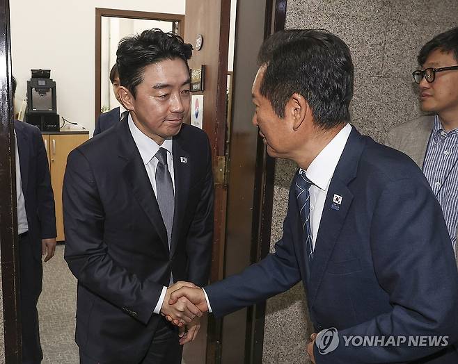 고위 당ㆍ정ㆍ대 회의 마치고 악수하는 정청래와 강훈식 (서울=연합뉴스) 황광모 기자 = 더불어민주당 정청래 대표(오른쪽)와 강훈식 대통령 비서실장이 25일 국회 민주당 대표실에서 금융정책ㆍ감독분리 관련 긴급 고위 당ㆍ정ㆍ대 회의를 마친 뒤 악수하고 있다. 2025.9.25 hkmpooh@yna.co.kr