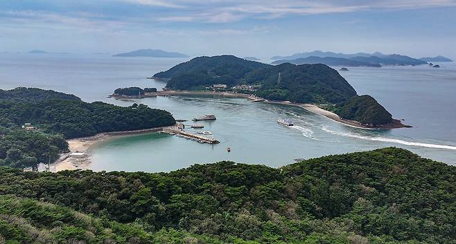 ▲ 인천 옹진군 자월면 대이작도 부아산 정상에서 소이작도를 내려다본 모습. 대이작도와 소이작도 섬이 하트 모양을 그린다 하여 붙여진 이름이 바로 '하트 해변'이다. /인천일보