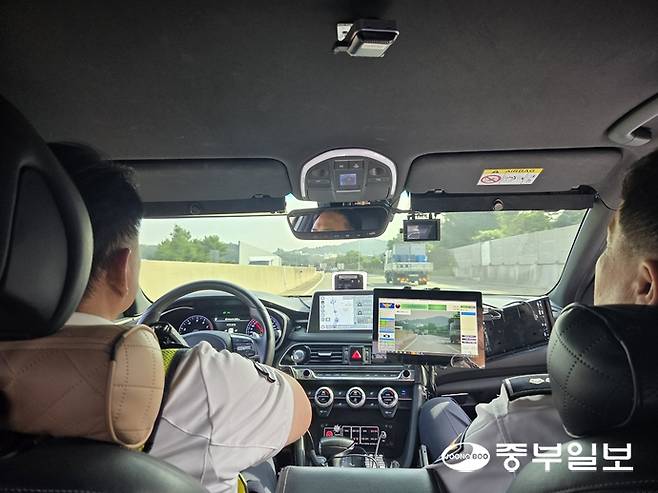 2일 오전 경기남부청 고속도로순찰대 암행순찰차 1호차가 특별 단속을 벌이고 있다. 최진규기자