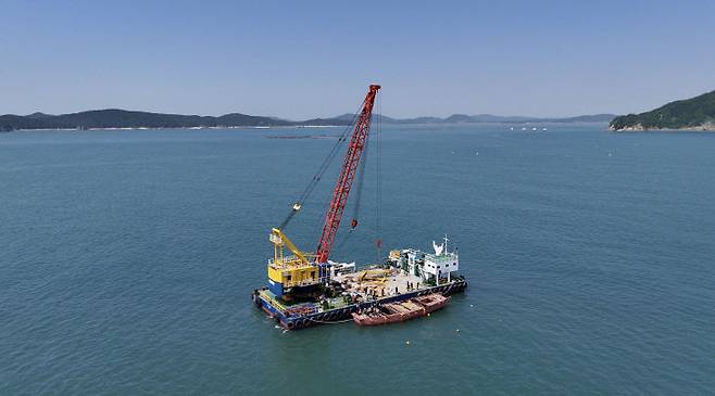 충남 태안 앞바다 마도 해역에서 국립해양유산연구소가 조운선 재현 선박을 실험하고 있다. 이 일대에서 고려와 조선시대 조운선 4척이 발견됐다. &nbsp;(사진=국립해양유산연구소 제공)